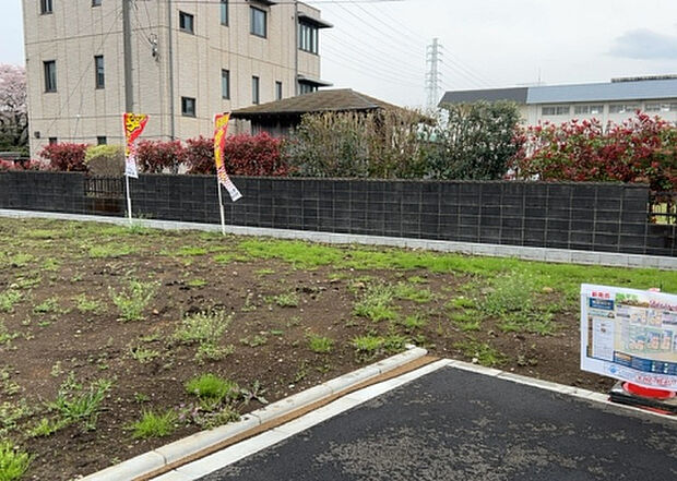 【庭_2】庭のある家に住むことのメリットとして、子どもたちの遊び場を確保できること、ガーデニングや家庭菜園を楽しめること、明るさを確保できることがあります。また、配置を工夫することでプライバシーが確保できます。