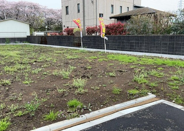 【玄関】玄関は家の顔でもあり、家族以外の目にも止まる場所です。玄関は外との間を仕切る扉、靴などをしまっておく収納スペース、靴脱ぎのたたきスペース、来客とのやり取りをするドアホンなど複数のアイテムからなります。