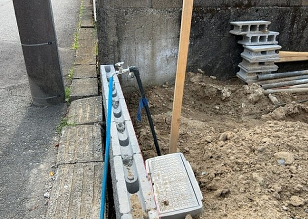 【その他設備】敷地内には、散水栓や立水栓があります。水道水を直接利用できるため、水を運ぶ手間を省くことが出来ます。大量の水を必要とする洗車作業や清掃などに役立ちます。その他設備とあわせて、現地でご確認ください。