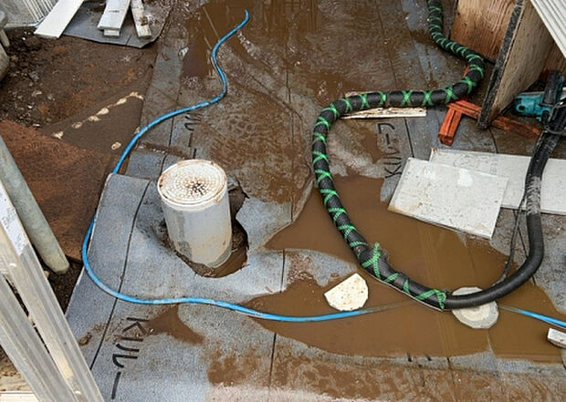 【その他設備】敷地内には、散水栓や立水栓があります。水道水を直接利用できるため、水を運ぶ手間を省くことが出来ます。大量の水を必要とする洗車作業や清掃などに役立ちます。その他設備とあわせて、現地でご確認ください。