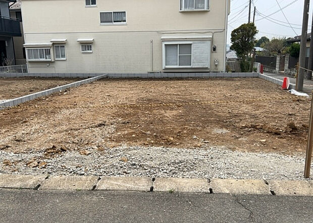 【駐車場_2】駐車場と明記されていても、最小スペースでつくられた駐車場だと大型車は駐車できなかったり、出入りしにくくなったりする可能性があります。お車のサイズと購入したい物件の駐車場のサイズを現地で確認しましょう。
