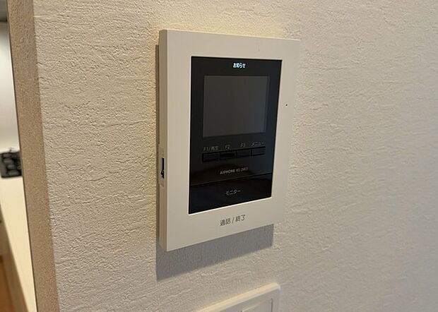 【TVモニター付きインターホン】TVモニター付きインターホンは、来訪者の顔を確認できるだけでなく、音声でやり取りすることもできるため、セキュリティ面で安心できる設備です。モニター画面が大きく見やすいもの、夜間でも来訪者をしっかりと確認できるものなど、機能性を重視したいところです。