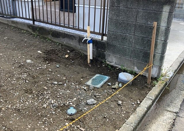 【その他設備】敷地内には、散水栓や立水栓があります。水道水を直接利用できるため、水を運ぶ手間を省くことが出来ます。大量の水を必要とする洗車作業や清掃などに役立ちます。その他設備とあわせて、現地でご確認ください。