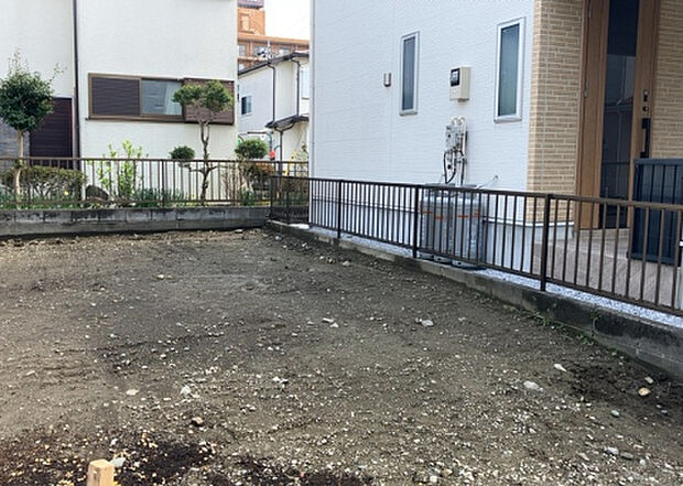 【庭_2】庭のある家に住むことのメリットとして、子どもたちの遊び場を確保できること、ガーデニングや家庭菜園を楽しめること、明るさを確保できることがあります。また、配置を工夫することでプライバシーが確保できます。
