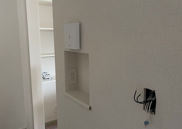 【TVモニター付きインターホン】TVモニター付きインターホンは、来訪者の顔を確認できるだけでなく、音声でやり取りすることもできるため、セキュリティ面で安心できる設備です。モニター画面が大きく見やすいもの、夜間でも来訪者をしっかりと確認できるものなど、機能性を重視したいところです。