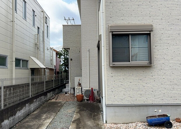 【物件からの展望_2】眺望を気にして物件を探す場合、前面に建物が建っていないか現地で確認しましょう!前面に建物があると景色はもちろん、日当たりや風通しにも影響が出てきます。住んだ時のことを想像しながら現地見学をしましょう。