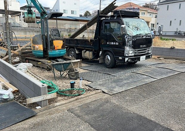 【駐車場_2】駐車場と明記されていても、最小スペースでつくられた駐車場だと大型車は駐車できなかったり、出入りしにくくなったりする可能性があります。お車のサイズと購入したい物件の駐車場のサイズを現地で確認しましょう。