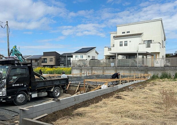 【外観_3】現地に行くなら、物件の周囲の地形がどうなっているかを見ることも大切です。周辺より低くなっている土地では、大雨などで水が集まりやすいため、地盤が弱くなっているということも考えられるため、注意が必要です。