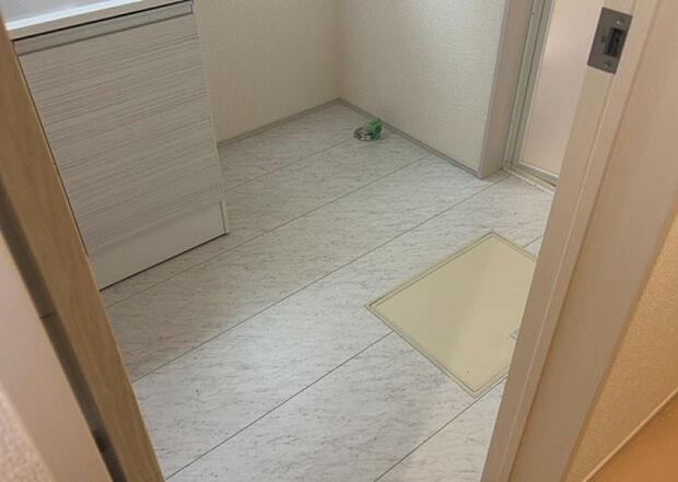 【脱衣場】多くの戸建て住宅で見かける洗面脱衣所は、洗面台と洗濯機が2畳ほどのスペースに並べられていて、洗面所が脱衣所を兼ね備えている間取りが一般的です。お客様が利用することもある、パブリックな空間でもあります。