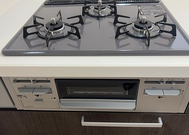 【キッチンコンロ】キッチンコンロは、料理の質を大きく左右する重要な設備です。火力調整のしやすさ、グリル機能の有無、安全装置の充実度など、選ぶポイントがたくさんあります。特に、IHクッキングヒーターは、お手入れのしやすさや安全性が高く、近年人気が高まっています。