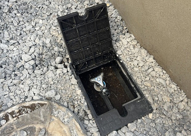 【その他設備】敷地内には、散水栓や立水栓があります。水道水を直接利用できるため、水を運ぶ手間を省くことが出来ます。大量の水を必要とする洗車作業や清掃などに役立ちます。その他設備とあわせて、現地でご確認ください。