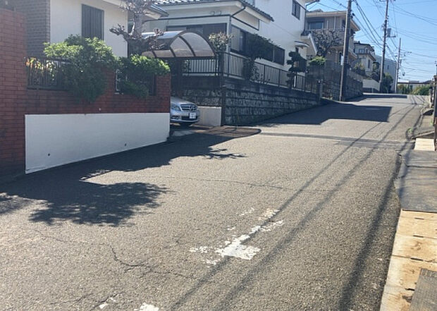 【前面道路含む現地写真_2】前面道路の幅員や歩道の有無、近隣の建物との距離感などは、実際の生活の利便性や安全性に大きく影響します。複数のアングルから前面道路の状況を確認することで、より具体的に生活イメージを描けます。