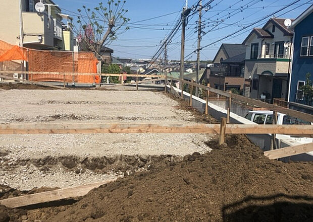 【玄関】玄関は家の顔でもあり、家族以外の目にも止まる場所です。玄関は外との間を仕切る扉、靴などをしまっておく収納スペース、靴脱ぎのたたきスペース、来客とのやり取りをするドアホンなど複数のアイテムからなります。
