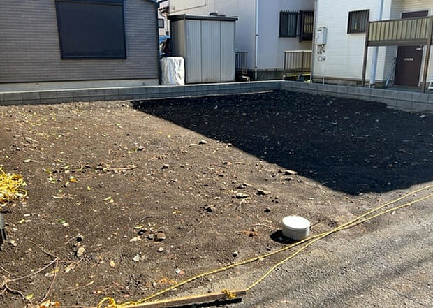【構造・工法・仕様_2】ベタ基礎とは、柱の位置に関係なく全体に基礎がある事を指し、面積が大きい分建物の重さを全体に分散できます。また、地面からの湿気や害虫を遮断でき、木造住宅で心配されるシロアリ被害を防ぐ効果も期待できます。