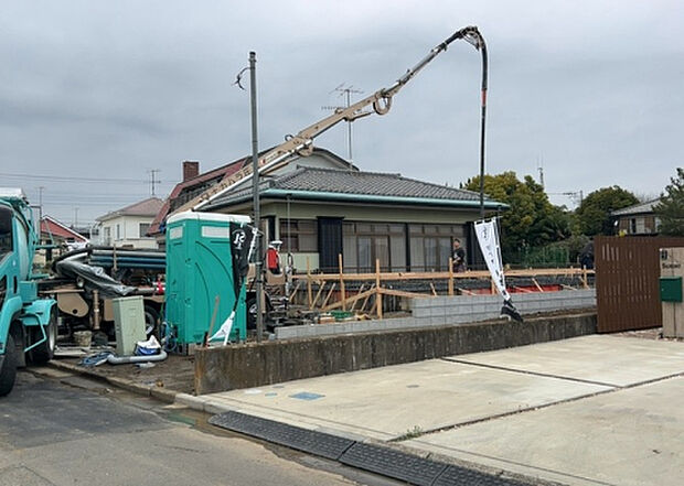 【前面道路含む現地写真_2】前面道路の幅員や歩道の有無、近隣の建物との距離感などは、実際の生活の利便性や安全性に大きく影響します。複数のアングルから前面道路の状況を確認することで、より具体的に生活イメージを描けます。
