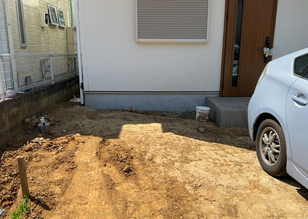 【構造・工法・仕様_2】ベタ基礎とは、柱の位置に関係なく全体に基礎がある事を指し、面積が大きい分建物の重さを全体に分散できます。また、地面からの湿気や害虫を遮断でき、木造住宅で心配されるシロアリ被害を防ぐ効果も期待できます。