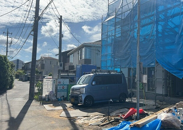 【前面道路含む現地写真_2】前面道路の幅員や歩道の有無、近隣の建物との距離感などは、実際の生活の利便性や安全性に大きく影響します。複数のアングルから前面道路の状況を確認することで、より具体的に生活イメージを描けます。