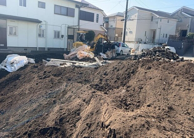 【外観_3】現地に行くなら、物件の周囲の地形がどうなっているかを見ることも大切です。周辺より低くなっている土地では、大雨などで水が集まりやすいため、地盤が弱くなっているということも考えられるため、注意が必要です。