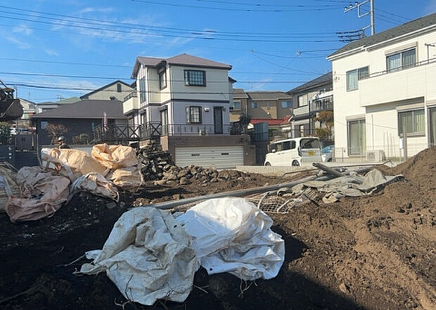 【構造・工法・仕様_2】ベタ基礎とは、柱の位置に関係なく全体に基礎がある事を指し、面積が大きい分建物の重さを全体に分散できます。また、地面からの湿気や害虫を遮断でき、木造住宅で心配されるシロアリ被害を防ぐ効果も期待できます。