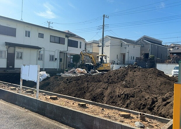 【前面道路含む現地写真_2】前面道路の幅員や歩道の有無、近隣の建物との距離感などは、実際の生活の利便性や安全性に大きく影響します。複数のアングルから前面道路の状況を確認することで、より具体的に生活イメージを描けます。