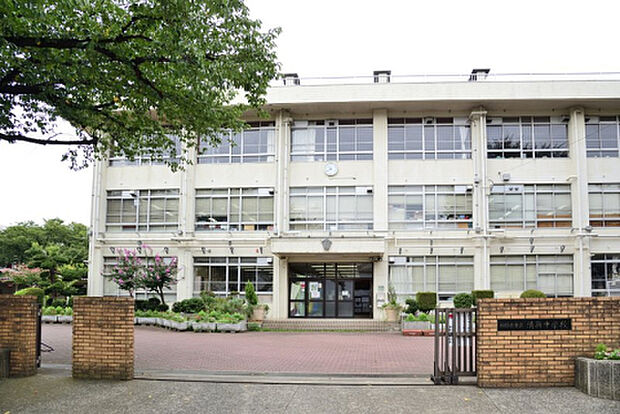 清新中学校(約904m)