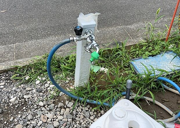 【外水栓】外水栓は、庭の水やりや洗車など、様々な用途に使える便利な設備です。ホースがしっかりと接続できるもの、水圧が安定しているものなど、使い勝手の良いものを選びましょう。また、凍結防止機能が付いているものなら、冬場でも安心して使用できます。