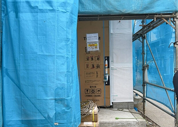 【玄関_2】玄関は、狭すぎると複数人で使いにくく、広すぎても無駄な空間になりがちです。最低2畳を目安にして、家の広さとの兼ね合いや家族の人数を考慮して決めるとよいでしょう。現地を見学して快適な玄関を選びましょう！