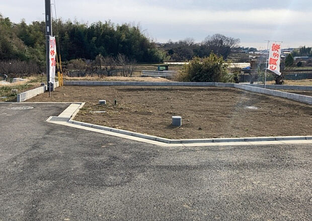 【前面道路含む現地写真_2】前面道路の幅員や歩道の有無、近隣の建物との距離感などは、実際の生活の利便性や安全性に大きく影響します。複数のアングルから前面道路の状況を確認することで、より具体的に生活イメージを描けます。