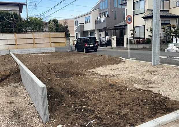 【庭_2】庭のある家に住むことのメリットとして、子どもたちの遊び場を確保できること、ガーデニングや家庭菜園を楽しめること、明るさを確保できることがあります。また、配置を工夫することでプライバシーが確保できます。