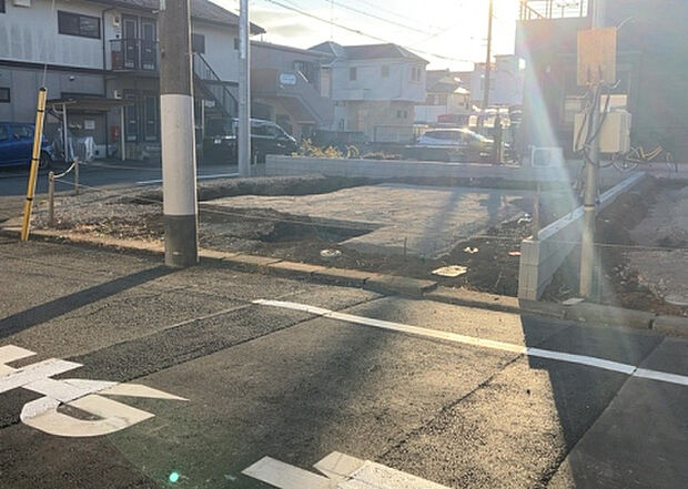 【前面道路含む現地写真_2】前面道路の幅員や歩道の有無、近隣の建物との距離感などは、実際の生活の利便性や安全性に大きく影響します。複数のアングルから前面道路の状況を確認することで、より具体的に生活イメージを描けます。