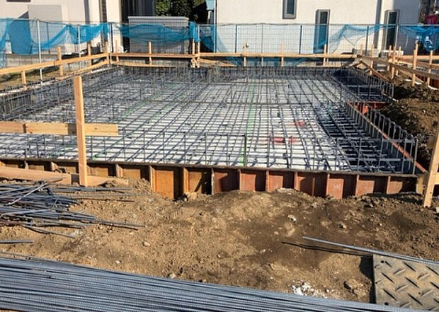 【玄関】玄関は家の顔でもあり、家族以外の目にも止まる場所です。玄関は外との間を仕切る扉、靴などをしまっておく収納スペース、靴脱ぎのたたきスペース、来客とのやり取りをするドアホンなど複数のアイテムからなります。