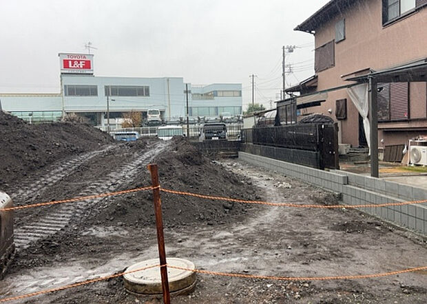 【玄関】玄関は家の顔でもあり、家族以外の目にも止まる場所です。玄関は外との間を仕切る扉、靴などをしまっておく収納スペース、靴脱ぎのたたきスペース、来客とのやり取りをするドアホンなど複数のアイテムからなります。