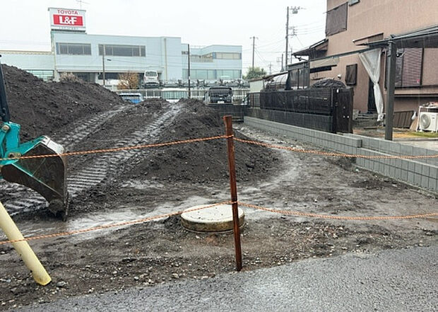 【玄関_2】玄関は、狭すぎると複数人で使いにくく、広すぎても無駄な空間になりがちです。最低2畳を目安にして、家の広さとの兼ね合いや家族の人数を考慮して決めるとよいでしょう。現地を見学して快適な玄関を選びましょう!