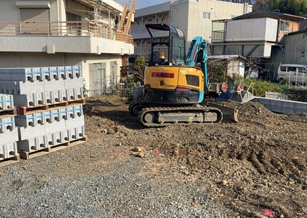 【玄関_2】玄関は、狭すぎると複数人で使いにくく、広すぎても無駄な空間になりがちです。最低2畳を目安にして、家の広さとの兼ね合いや家族の人数を考慮して決めるとよいでしょう。現地を見学して快適な玄関を選びましょう!