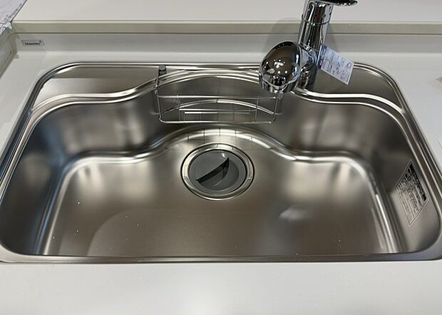 【キッチン水栓】キッチン水栓は、毎日必ず使うものだからこそ、使いやすさが重要です。シャワーヘッドの切り替えがスムーズか、吐水量が調節できるか、水しぶきが飛び散りにくい構造か、浄水機能が付いているかなど、日々の家事を快適にするための機能が数多くあります。また、デザインも多種多様なので、キッチン全体の雰囲気に合わせたものを選ぶことができます。
