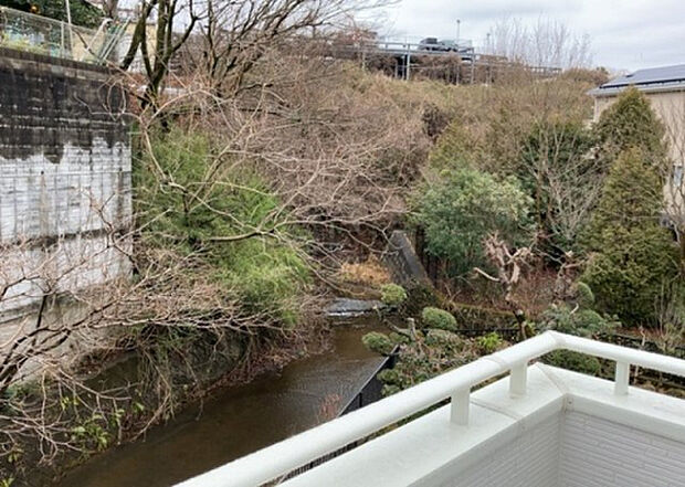 【物件からの展望】眺望を気にして物件を探す場合、前面に建物が建っていないか現地で確認しましょう!前面に建物があると景色はもちろん、日当たりや風通しにも影響が出てきます。住んだ時のことを想像しながら現地見学をしましょう。