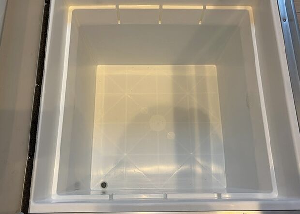 【キッチン床下収納】キッチン床下収納は、調理器具や食器などをスッキリと収納できる便利なスペースです。収納量が多いもの、引き出しがスムーズに開閉するものなど、使い勝手の良いものを選ぶことが大切です。また、湿気がこもりやすい場所なので、通気性の良いものを選ぶこともおすすめです。