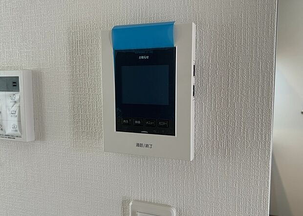 【TVモニター付きインターホン】TVモニター付きインターホンは、来訪者の顔を確認できるだけでなく、音声でやり取りすることもできるため、セキュリティ面で安心できる設備です。モニター画面が大きく見やすいもの、夜間でも来訪者をしっかりと確認できるものなど、機能性を重視したいところです。