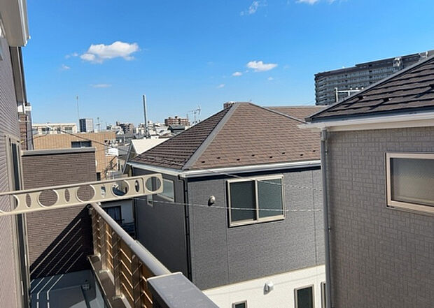 【物件からの展望】眺望を気にして物件を探す場合、前面に建物が建っていないか現地で確認しましょう!前面に建物があると景色はもちろん、日当たりや風通しにも影響が出てきます。住んだ時のことを想像しながら現地見学をしましょう。