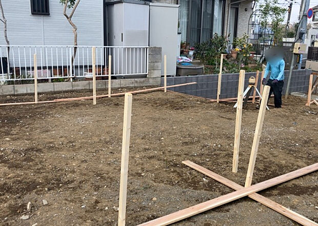 【玄関】玄関は家の顔でもあり、家族以外の目にも止まる場所です。玄関は外との間を仕切る扉、靴などをしまっておく収納スペース、靴脱ぎのたたきスペース、来客とのやり取りをするドアホンなど複数のアイテムからなります。