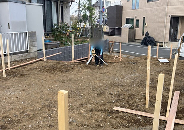【玄関_2】玄関は、狭すぎると複数人で使いにくく、広すぎても無駄な空間になりがちです。最低2畳を目安にして、家の広さとの兼ね合いや家族の人数を考慮して決めるとよいでしょう。現地を見学して快適な玄関を選びましょう！