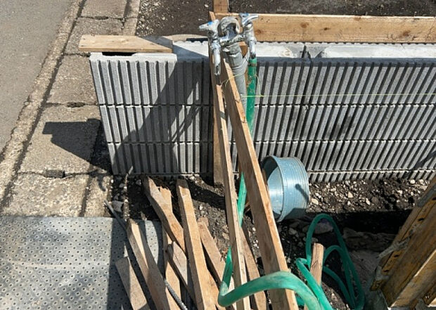 【その他設備】敷地内には、散水栓や立水栓があります。水道水を直接利用できるため、水を運ぶ手間を省くことが出来ます。大量の水を必要とする洗車作業や清掃などに役立ちます。その他設備とあわせて、現地でご確認ください。