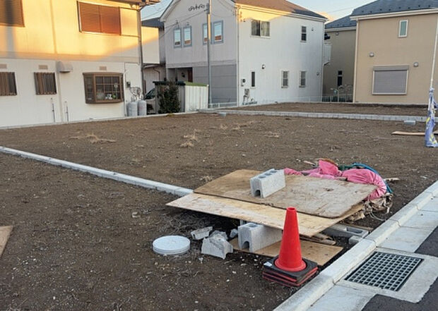 【外観_3】現地に行くなら、物件の周囲の地形がどうなっているかを見ることも大切です。周辺より低くなっている土地では、大雨などで水が集まりやすいため、地盤が弱くなっているということも考えられるため、注意が必要です。