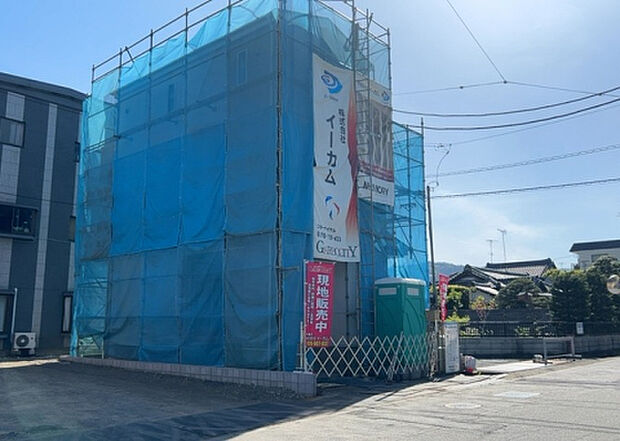 【前面道路含む現地写真_2】前面道路の幅員や歩道の有無、近隣の建物との距離感などは、実際の生活の利便性や安全性に大きく影響します。複数のアングルから前面道路の状況を確認することで、より具体的に生活イメージを描けます。