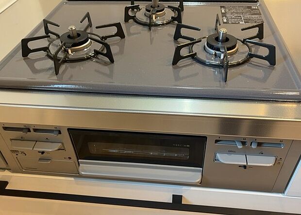 【キッチンコンロ】キッチンコンロは、料理の質を大きく左右する重要な設備です。火力調整のしやすさ、グリル機能の有無、安全装置の充実度など、選ぶポイントがたくさんあります。特に、IHクッキングヒーターは、お手入れのしやすさや安全性が高く、近年人気が高まっています。