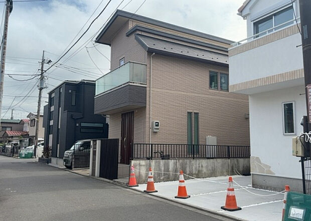 【前面道路含む現地写真_2】お持ちの車種によっては前面道路が広い方が便利でしょう。しかし、前面道路が広ければその分交通量が多くなるため、騒音などが気になる場合があります。実際に現地を見学し、周辺交通量や騒音などを確認しましょう！