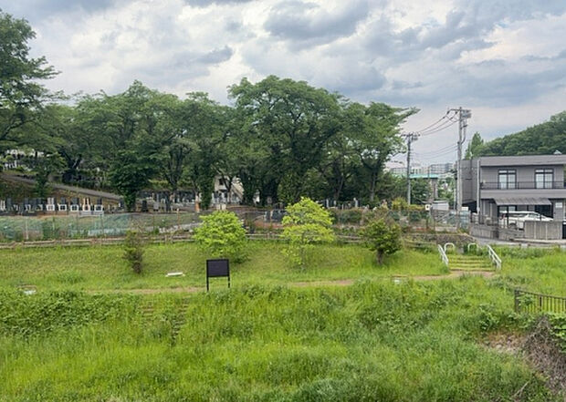 【物件からの展望】眺望を気にして物件を探す場合、前面に建物が建っていないか現地で確認しましょう！前面に建物があると景色はもちろん、日当たりや風通しにも影響が出てきます。住んだ時のことを想像しながら現地見学をしましょう。