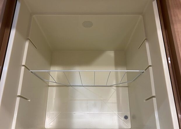 【キッチン床下収納】キッチン床下収納は、調理器具や食器などをスッキリと収納できる便利なスペースです。収納量が多いもの、引き出しがスムーズに開閉するものなど、使い勝手の良いものを選ぶことが大切です。また、湿気がこもりやすい場所なので、通気性の良いものを選ぶこともおすすめです。