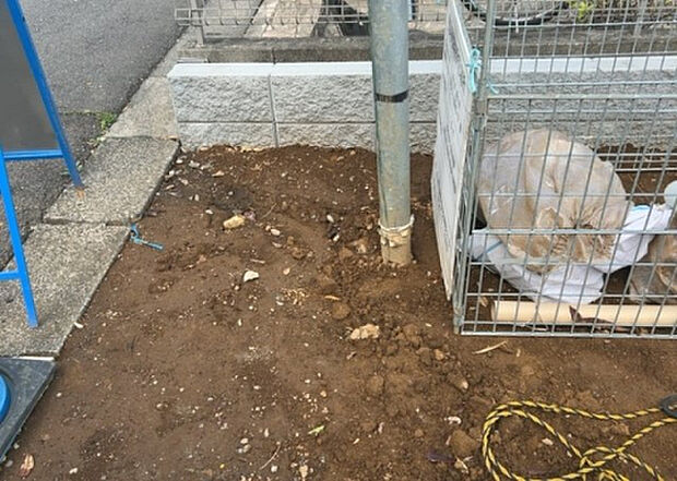 【その他設備】敷地内には、散水栓や立水栓があります。水道水を直接利用できるため、水を運ぶ手間を省くことが出来ます。大量の水を必要とする洗車作業や清掃などに役立ちます。その他設備とあわせて、現地でご確認ください。