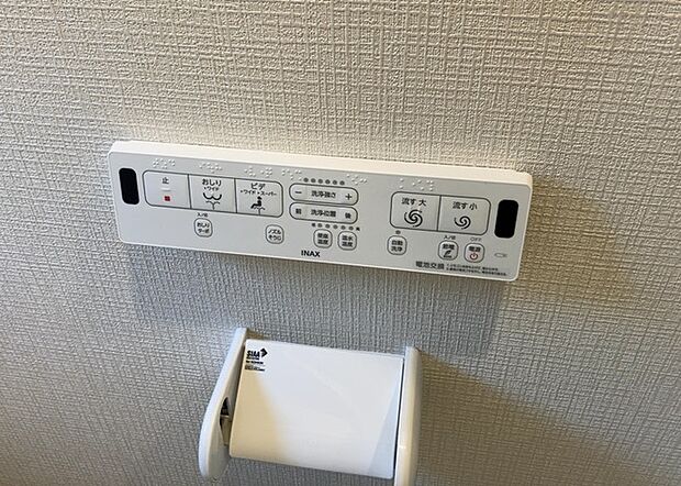 【ウォシュレット（リモコン）】ウォシュレットは、衛生面だけでなく、快適性も向上させる便利な設備です。洗浄機能の種類や水温調節機能など、様々な機能が付いたものが多くあります。リモコンも、操作が簡単で、使いやすいものを選びましょう。
